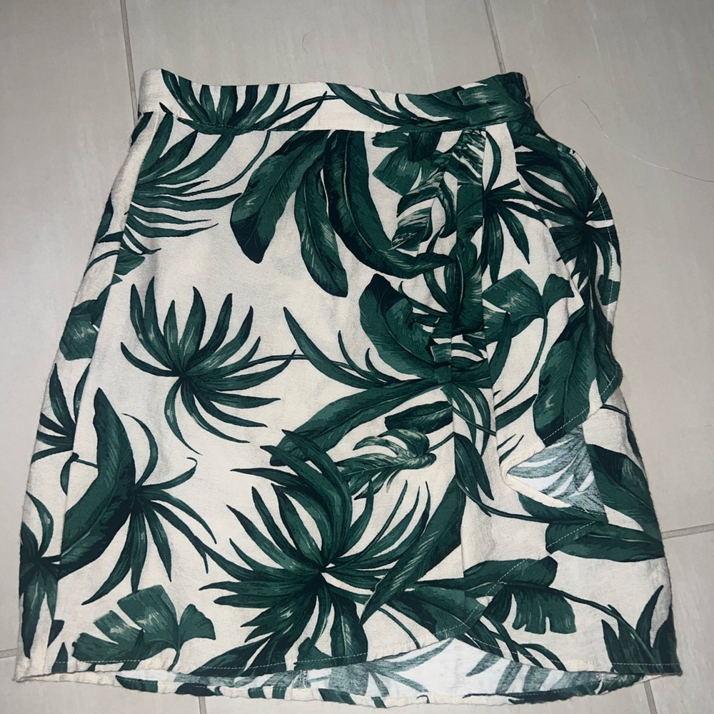 H&M size 2 tropical print mini skirt in green and cream